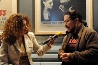 La giornalista Patricia Ynestroza intervista il produttore Gabriel Gonzáles Vega